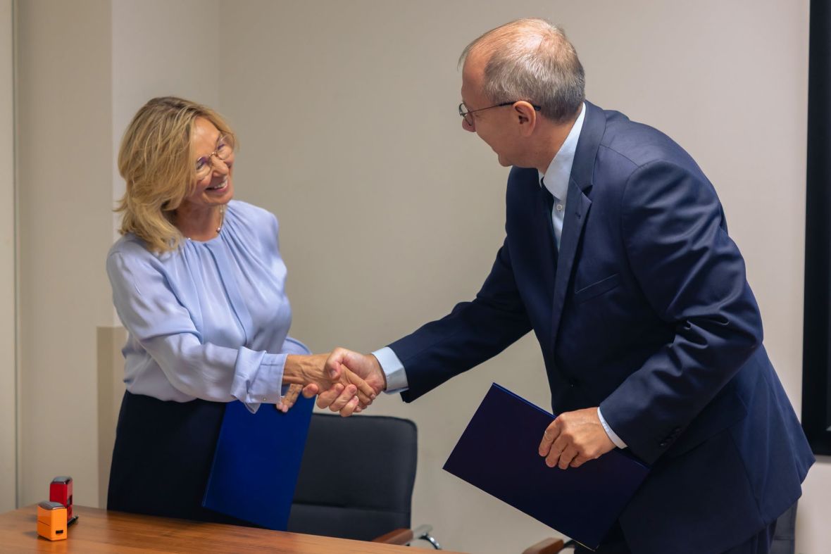 podpisanie umowy, dr Alicja Karney- Dyrektor Instytutu Matki i Dziecka, Marcin Kołnierzak– Dyrektor Centrum Projektów Europejskich