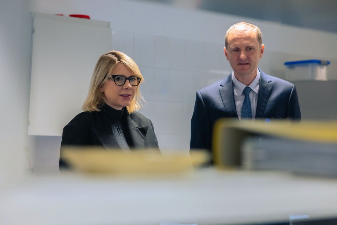 od lewej: Monika Sikora- Podsekretarz Stanu w Ministerstwie Funduszy i Polityki Regionalnej, Marcin Chrzanowski- Pełnomocnik Dyrektora IMiD ds. Pozyskiwania Funduszy